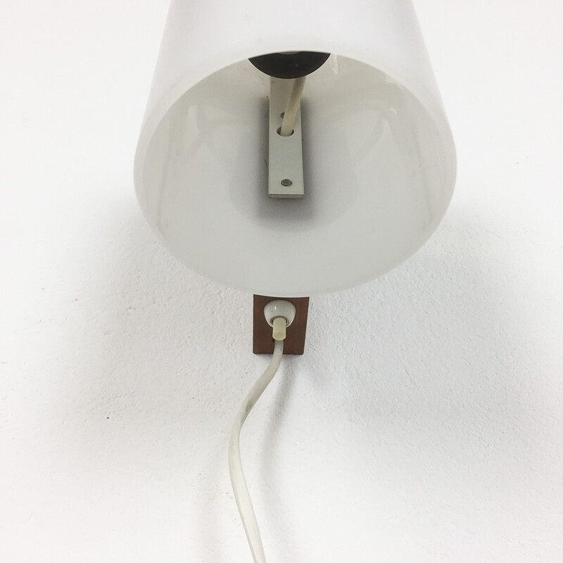 Lampada da parete vintage in acrilico bianco di Uno e Östen Kristiansson per Luxus, Svezia 1960