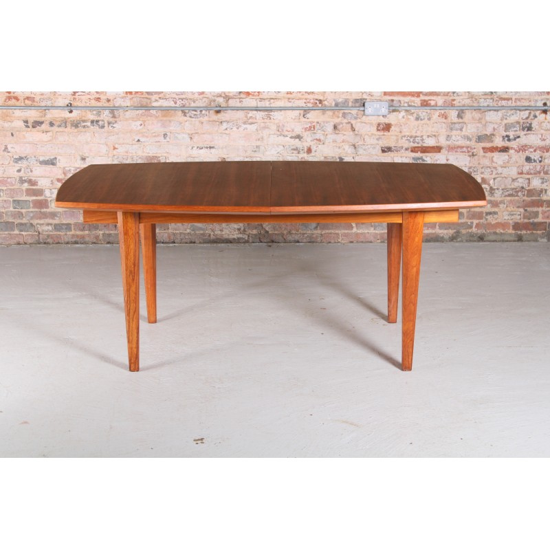 Mesa de comedor extensible de nogal de mediados de siglo por Gordon Russell, 1960