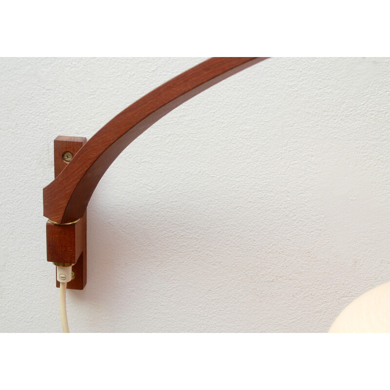 Lampada da parete vintage boomerang in teak e vetro opalino, anni '60
