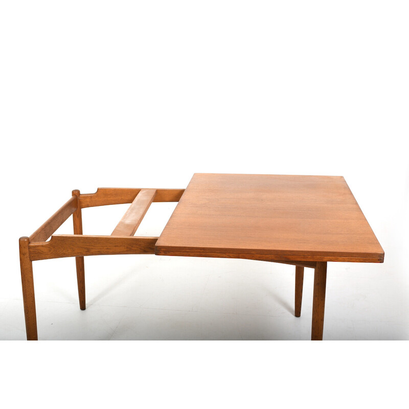 Deense Demi Lune tafel uit teak en eikenhout, 1950.