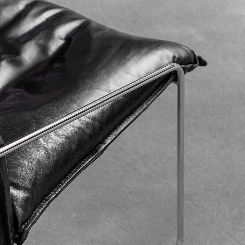 Conjunto de 6 cadeiras vintage em couro preto e metal, 1970.
