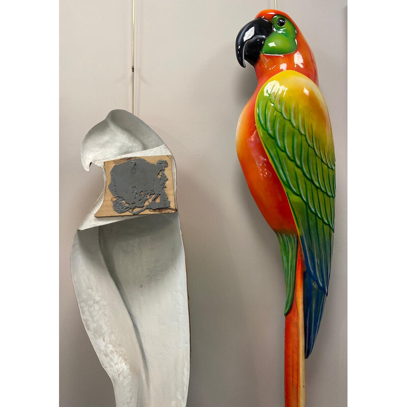 Pair of vintage parrots macaws in fiberglass and epoxy, Italy 1970s