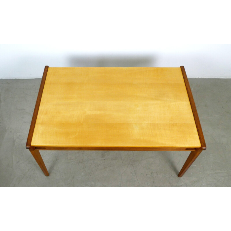 Table basse beige en chêne et en érable - 1950