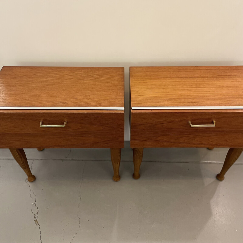 Pareja de mesillas de noche vintage de madera con tirador de latón, 1960