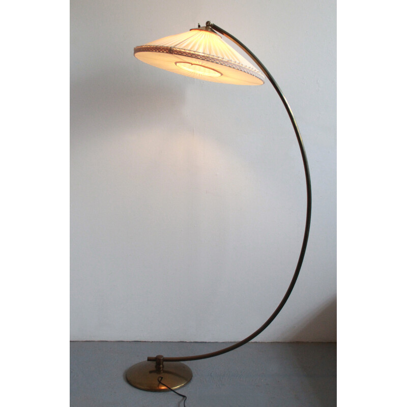 Lampada da terra vintage in ottone con paralume pliseé, anni '50