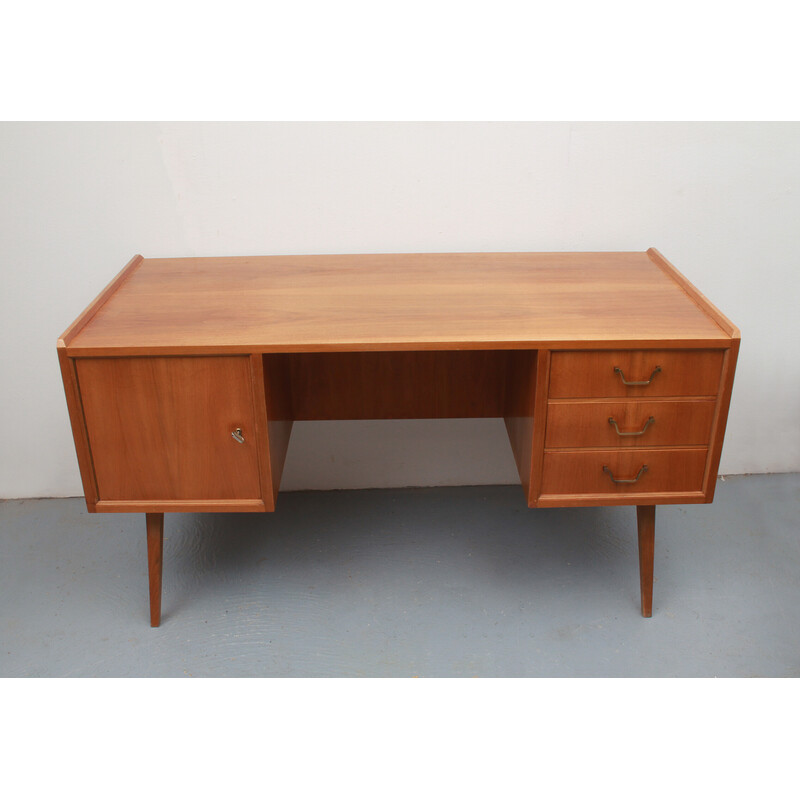 Vintage-Schreibtisch aus Nussbaum, 1950er Jahre