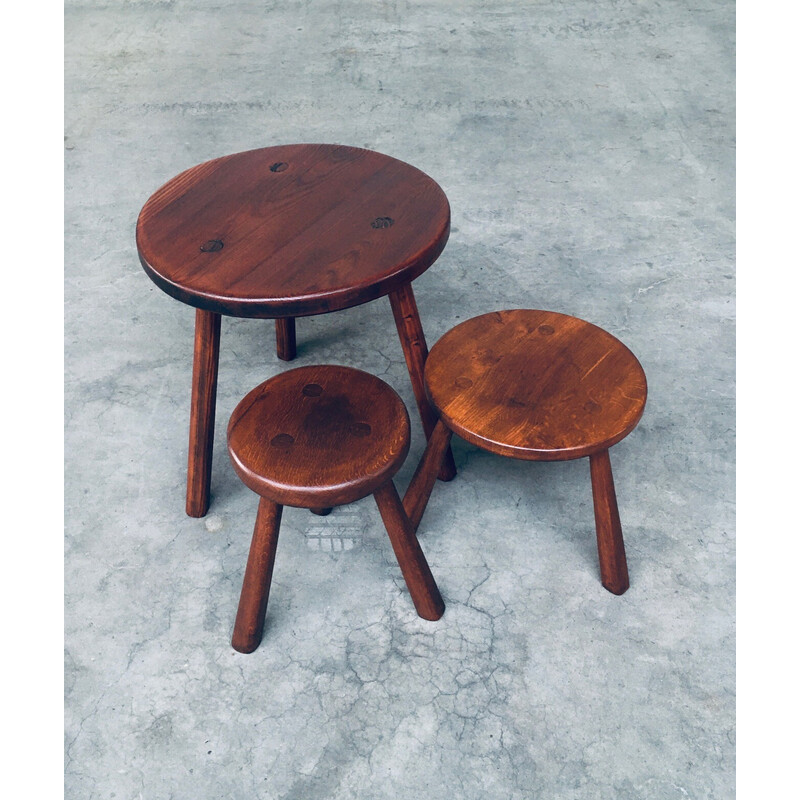 Mesa auxiliar vintage con trípode de madera y par de taburetes, Francia 1950