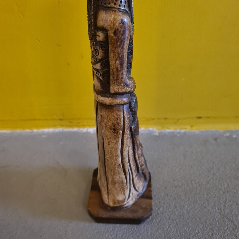 Figurine féminine africaine vintage en os sculpté à la main avec enfant