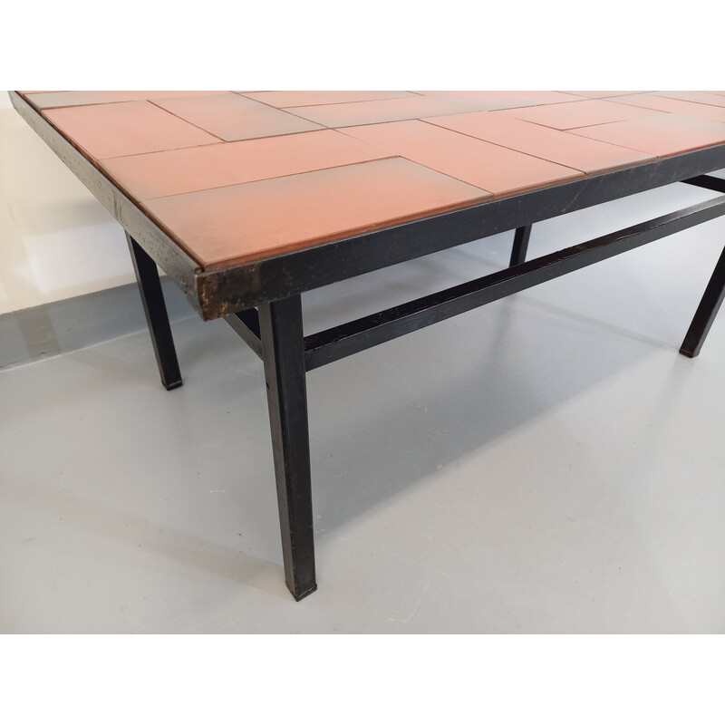 Mesa de centro modernista vintage en terracota y metal negro, 1960