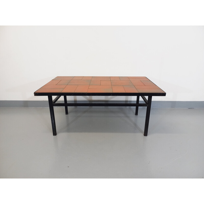 Table basse moderniste vintage en terre cuite et métal noir, 1960