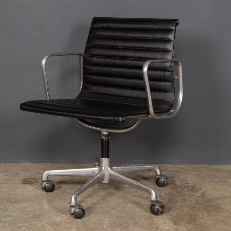 Set van 8 vintage bureaustoelen van Charles Eames voor Herman Miller