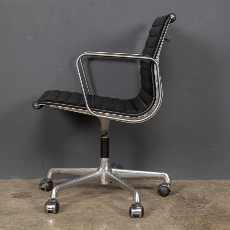 Set di 8 poltrone da ufficio vintage di Charles Eames per Herman Miller