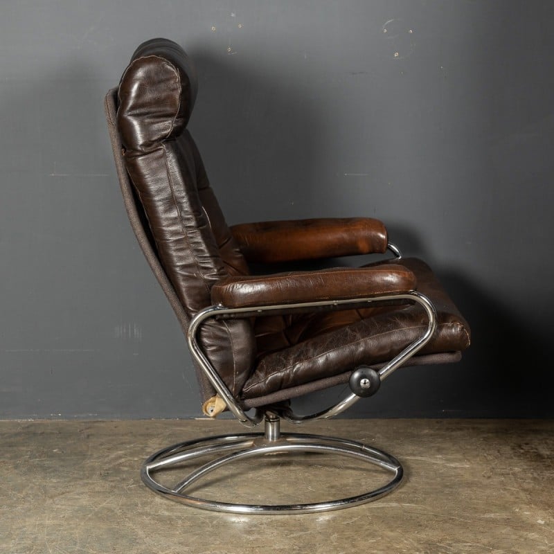 Vintage buttoned leather swivel armchair, 1970