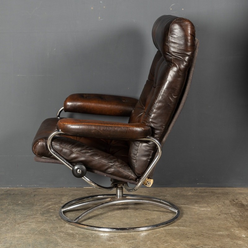 Vintage buttoned leather swivel armchair, 1970