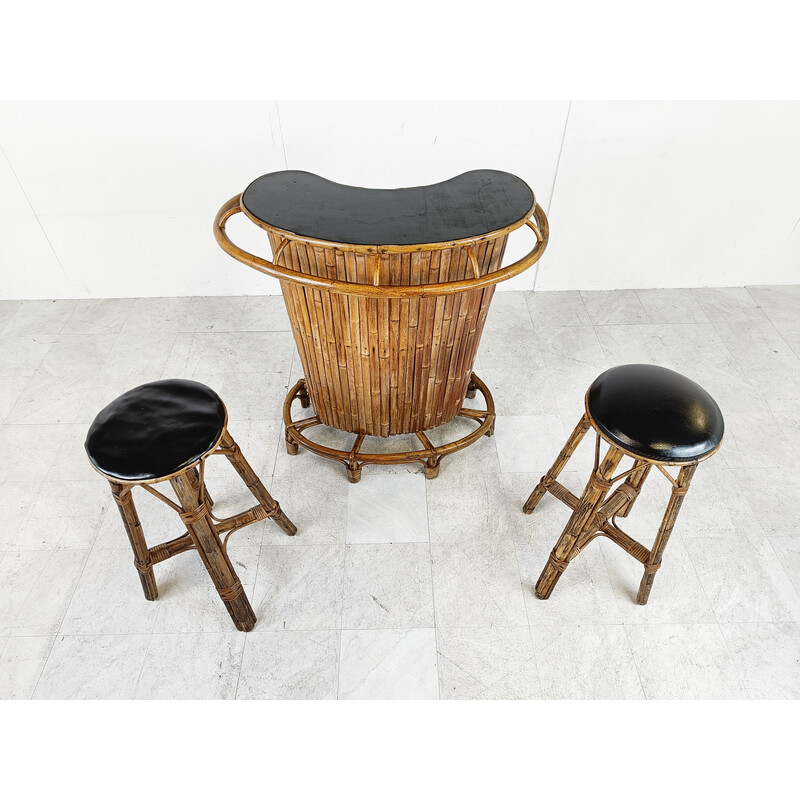 Bar Tiki vintage en bambou et paire de tabourets assortis, France 1960