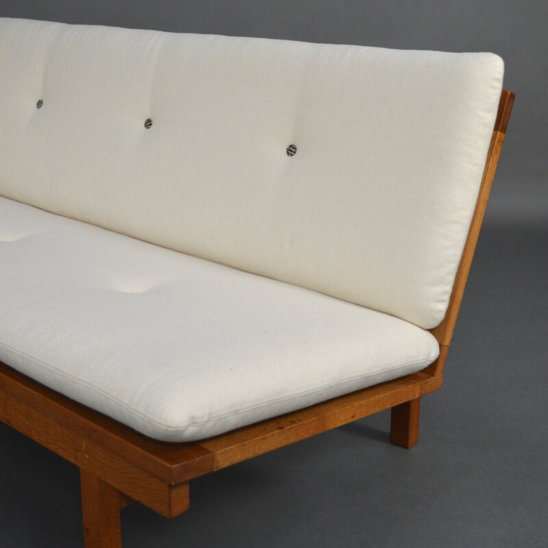 4-seater white sofa in oakwood and wool by Børge Mogensen for Fredericia - 1950s