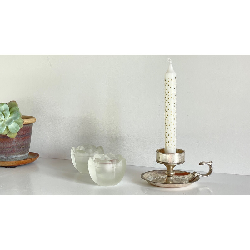 Ein Paar Vintage-Windlichter und ein silberner Kerzenhalter