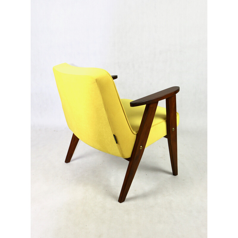 Sillón vintage de terciopelo amarillo de Józef Chiefski, 1970