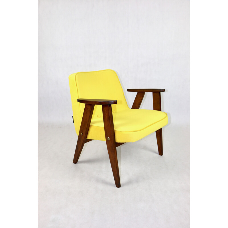 Fauteuil vintage en velours jaune de Józef Chiefski, 1970