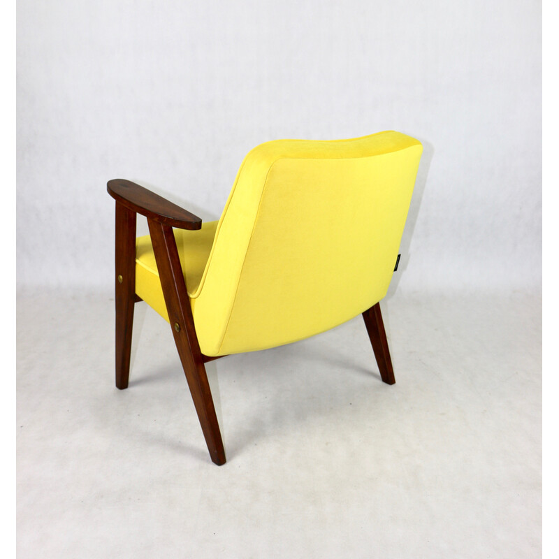 Sillón vintage de terciopelo amarillo de Józef Chiefski, 1970