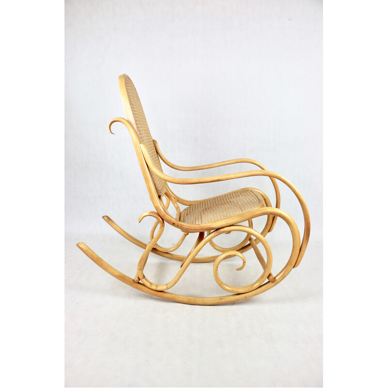 Fauteuil à bascule vintage en bois naturel par Michael Thonet, 1980