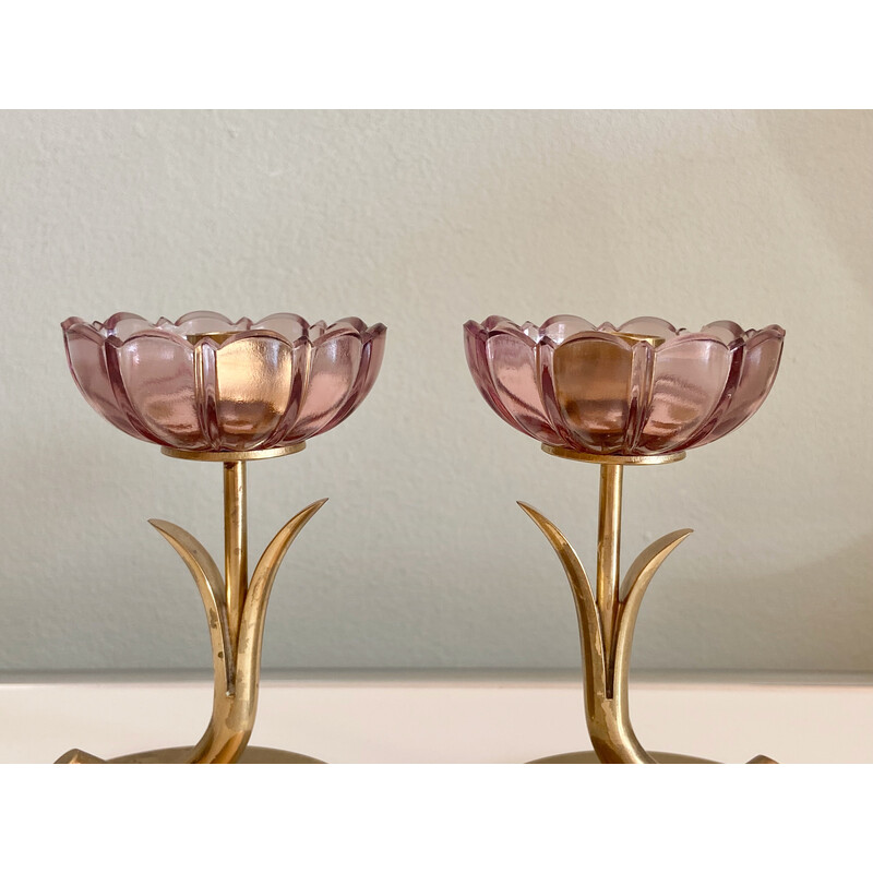 Pareja de candelabros vintage de latón y flores de cristal de Gunnar Ander para Ystad Metal, Suecia