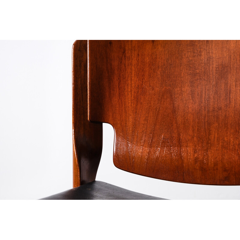 Juego de 4 sillas vintage modelo 122 de madera de nogal de Vico Magistretti para Cassina