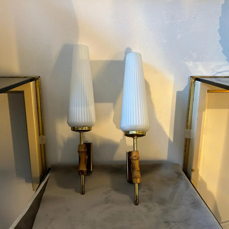 Coppia di lampade da parete italiane di metà secolo in ottone, legno e vetro bianco, anni '50