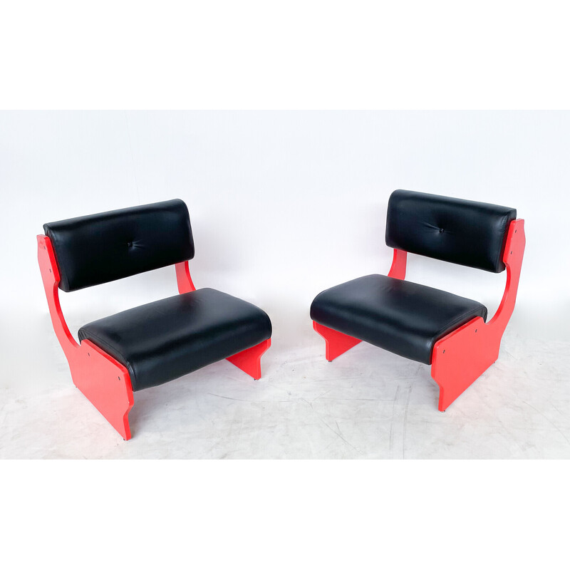Paar vintage fauteuils in rood gelakt hout en zwart leer, Italië 1980