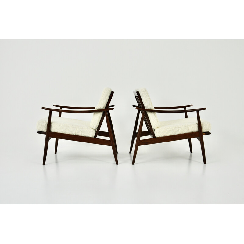 Paar vintage fauteuils in hout en witte bouclé stof, Italië 1960