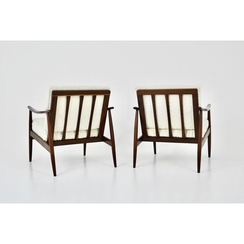 Ein Paar Vintage-Sessel aus Holz und weißem Bouclé-Stoff, Italien 1960