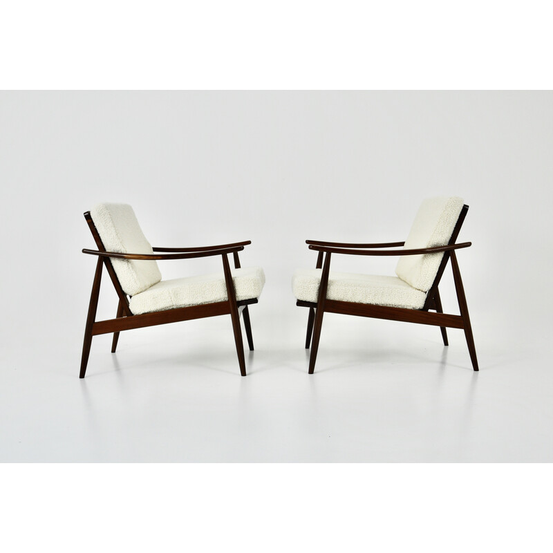 Ein Paar Vintage-Sessel aus Holz und weißem Bouclé-Stoff, Italien 1960