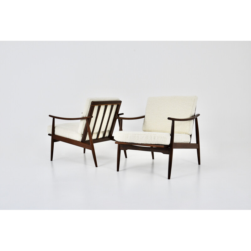 Paar vintage fauteuils in hout en witte bouclé stof, Italië 1960