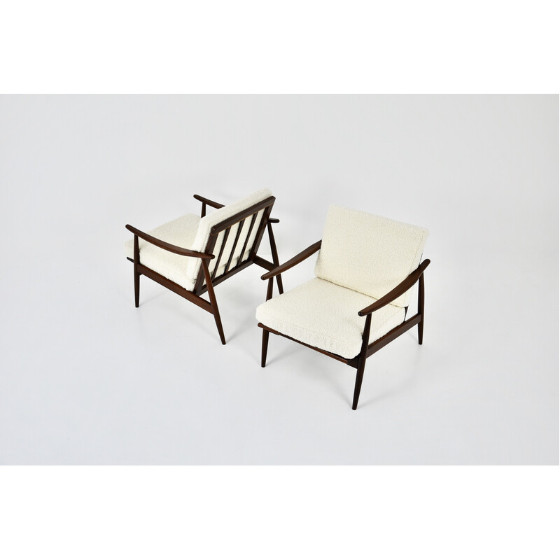 Paire de fauteuils vintage en bois et tissu bouclé blanc, Italie 1960