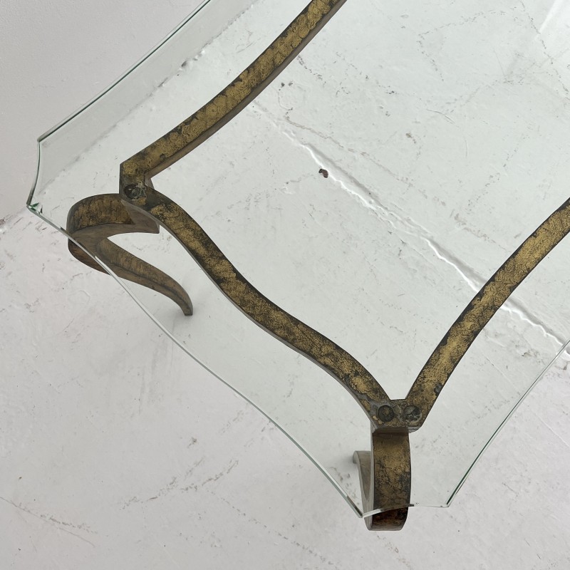 Mesa de centro vintage de hierro dorado y cristal de Maison Ramsay
