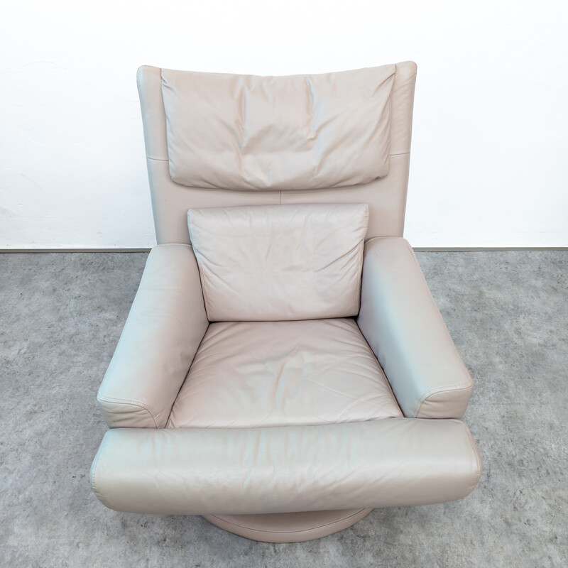 Vintage sillón reclinable de cuero con otomana por Rolf Benz, Alemania 1990