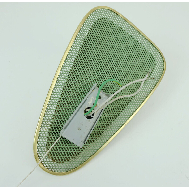 Aplique vintage de malla metálica verde y latón con pantalla acrílica blanca, años 50