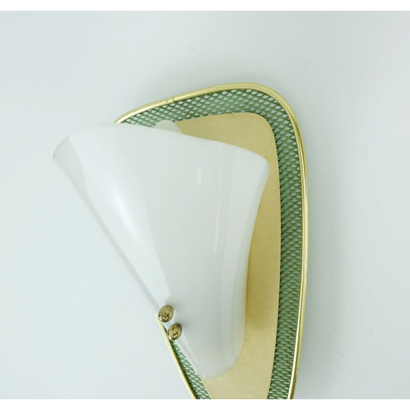 Aplique vintage de malla metálica verde y latón con pantalla acrílica blanca, años 50