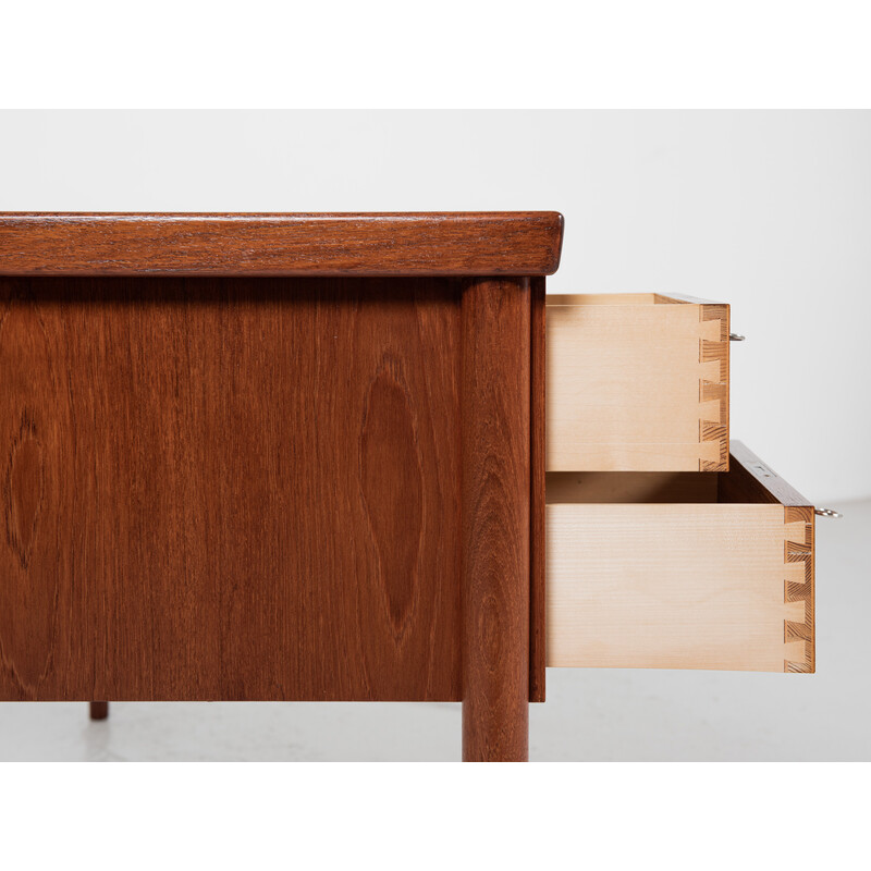 Dänischer Schreibtisch aus der Mitte des Jahrhunderts aus Teakholz mit 5 Schubladen, 1960er Jahre