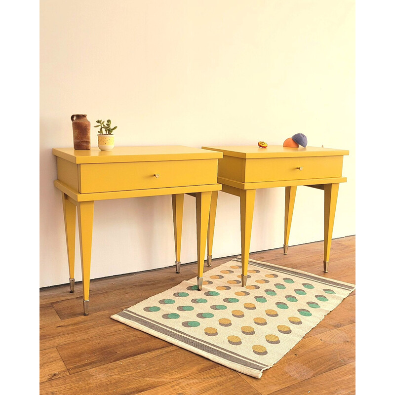 Par de mesas de cabeceira vintage em amarelo ocre