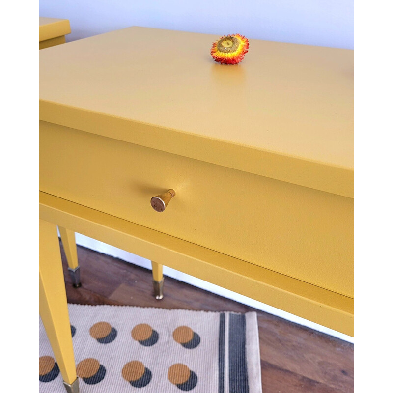 Par de mesas de cabeceira vintage em amarelo ocre
