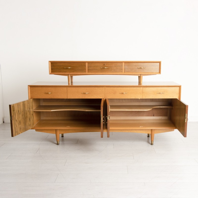 Mid century eikenhout en notenhouten dressoir met afneembaar blad, 1960