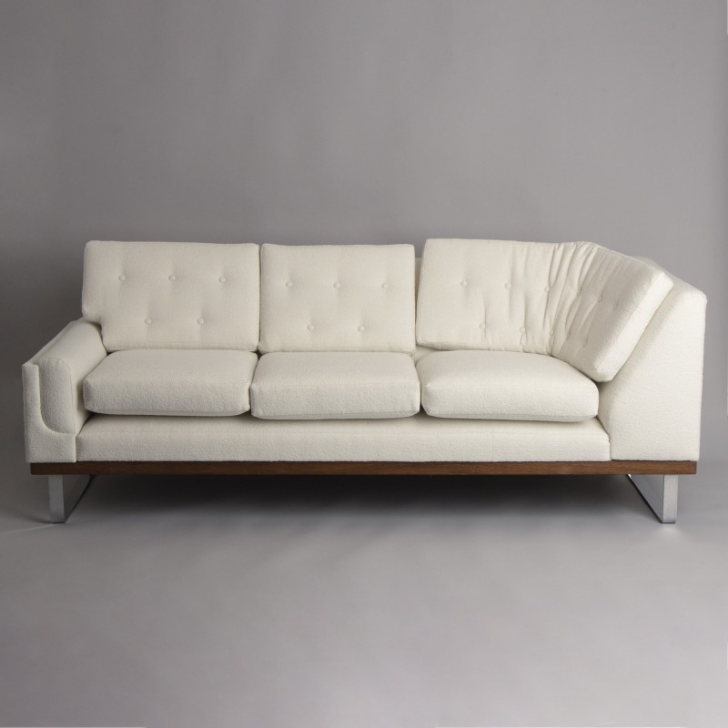 Gebogenes 3-Sitzer-Sofa aus der Mitte des Jahrhunderts, neu gepolstert mit weißem Bouclé, 1960er Jahre