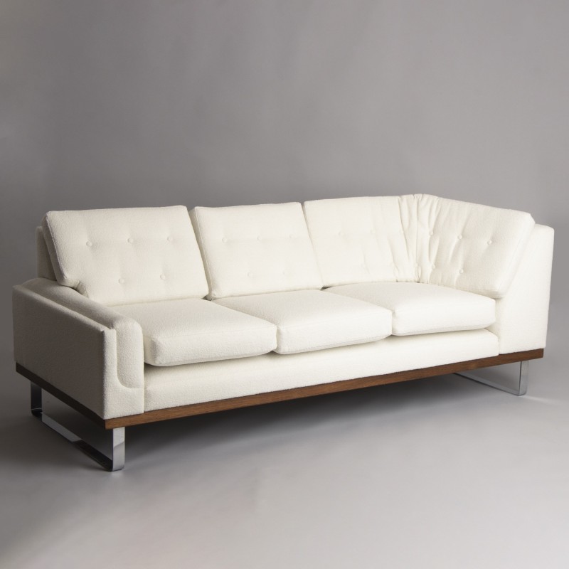 Gebogenes 3-Sitzer-Sofa aus der Mitte des Jahrhunderts, neu gepolstert mit weißem Bouclé, 1960er Jahre