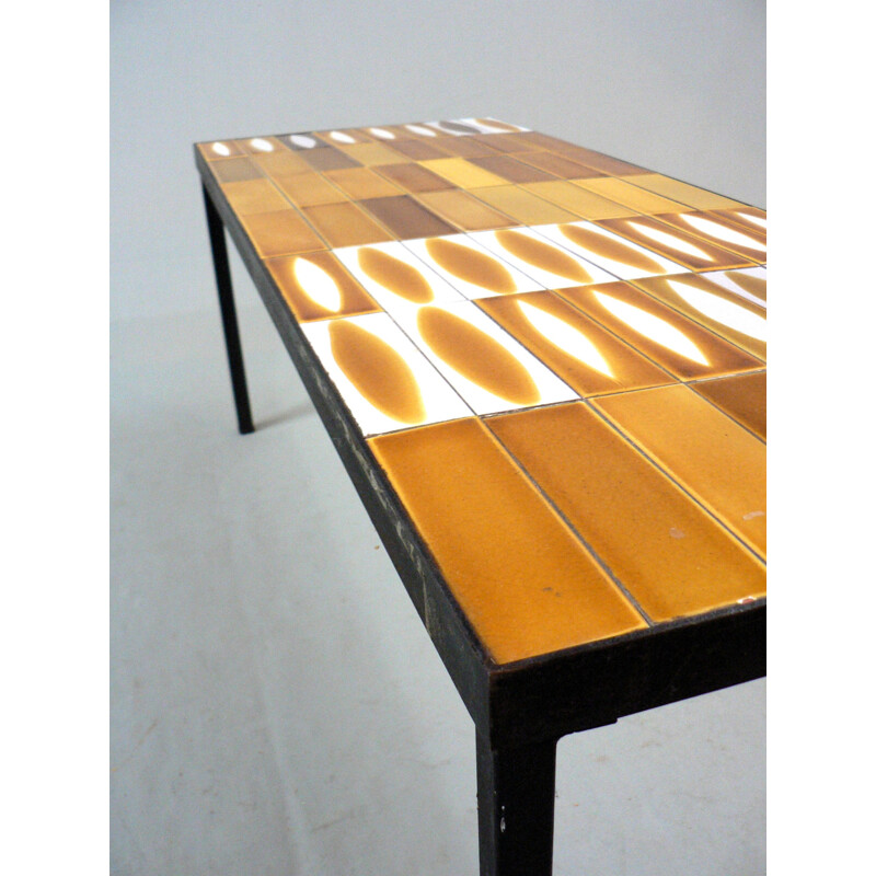 Une table basse navette de Roger Capron - 1950