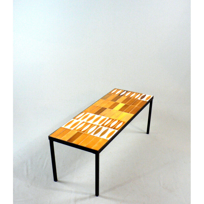 Une table basse navette de Roger Capron - 1950