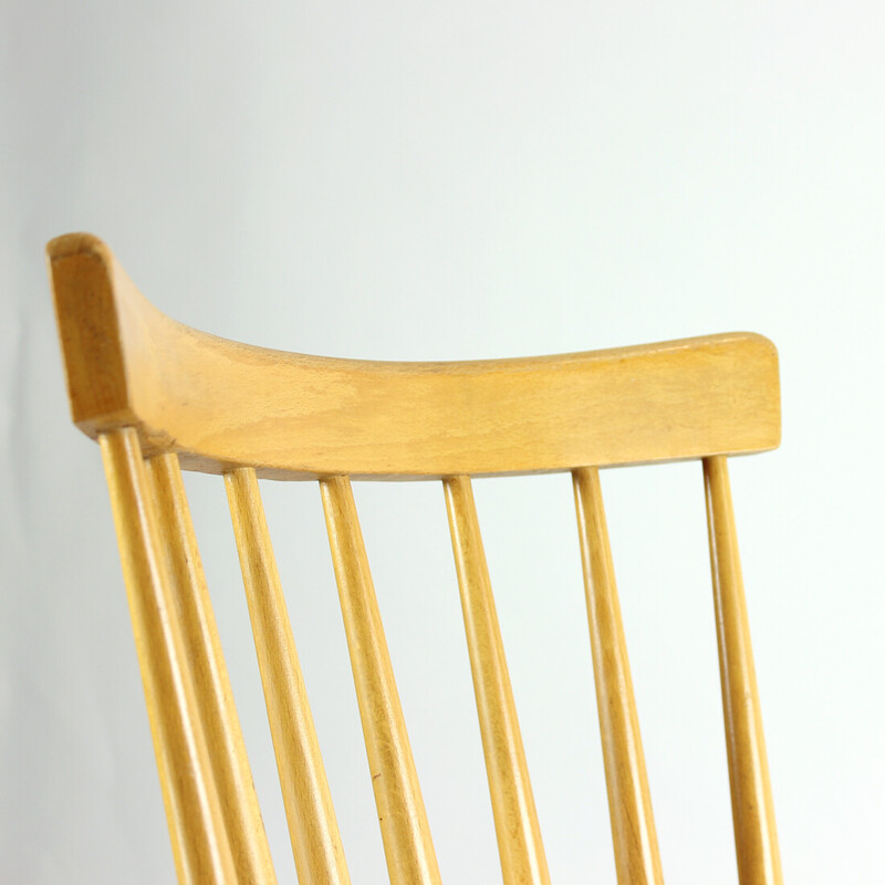 Cadeira de meados do século em madeira de carvalho por Ton, Checoslováquia 1960s