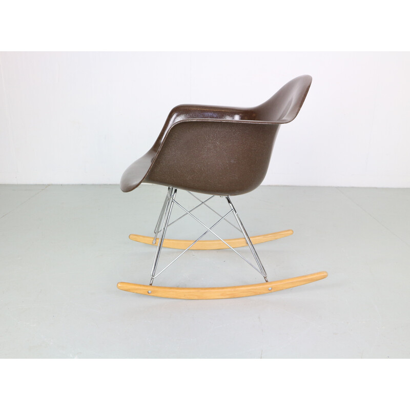 Silla mecedora vintage "RAR" marrón de Charles y Ray Eames para Herman Miller, 1977