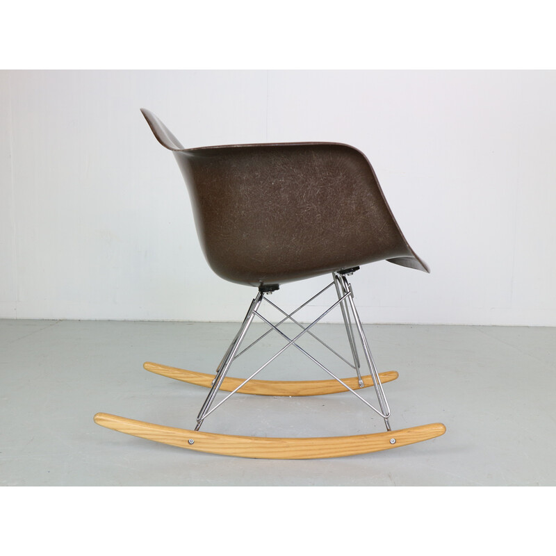 Vintage "RAR" bruine schommelstoel van Charles en Ray Eames voor Herman Miller, 1977