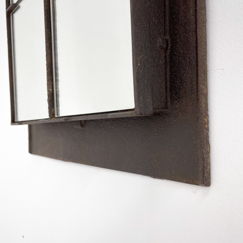 Abbaino industriale vintage trasformato in specchio